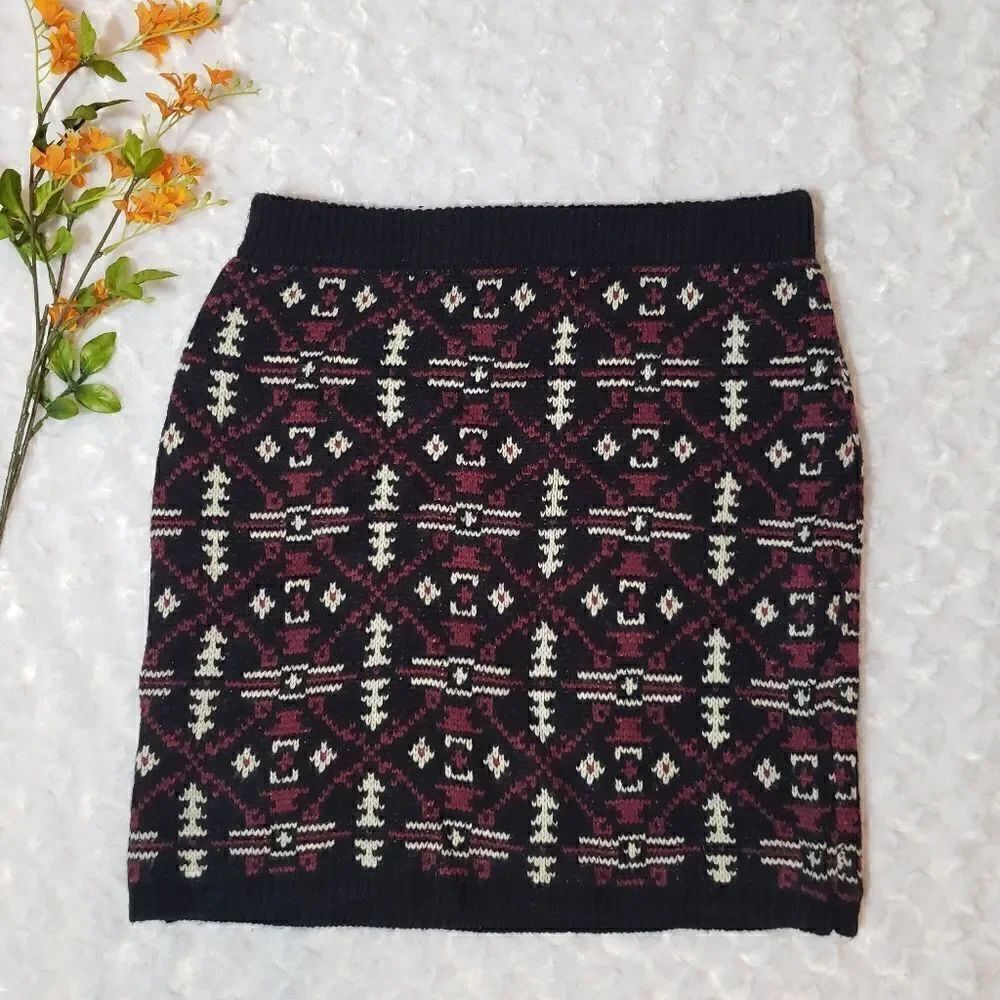 Maurices size small white red and black aztec print sweater skirt